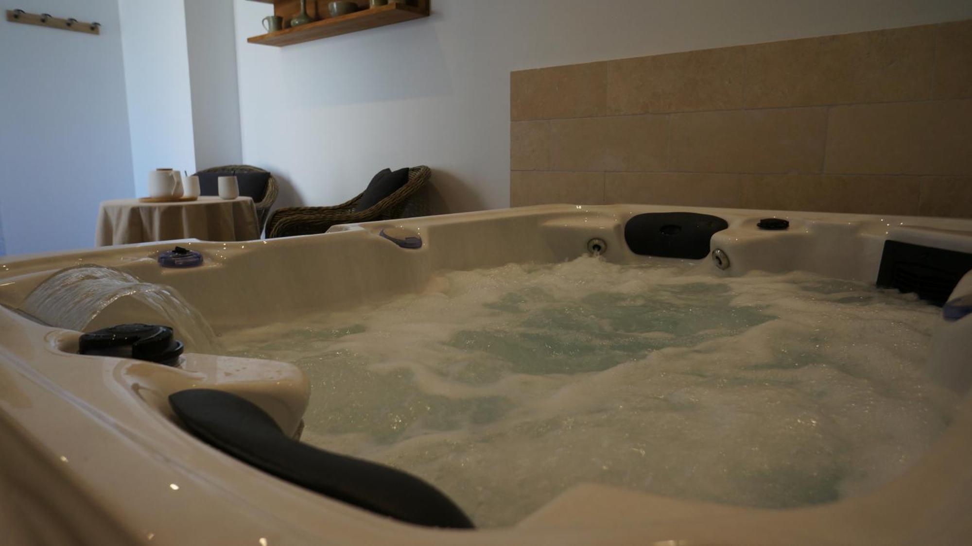 L'Ostal - Bed & Breakfast - Chambres Et Suites De 25 A 40M2 - Spa Saint-Hilaire-dʼOzilhan Екстериор снимка